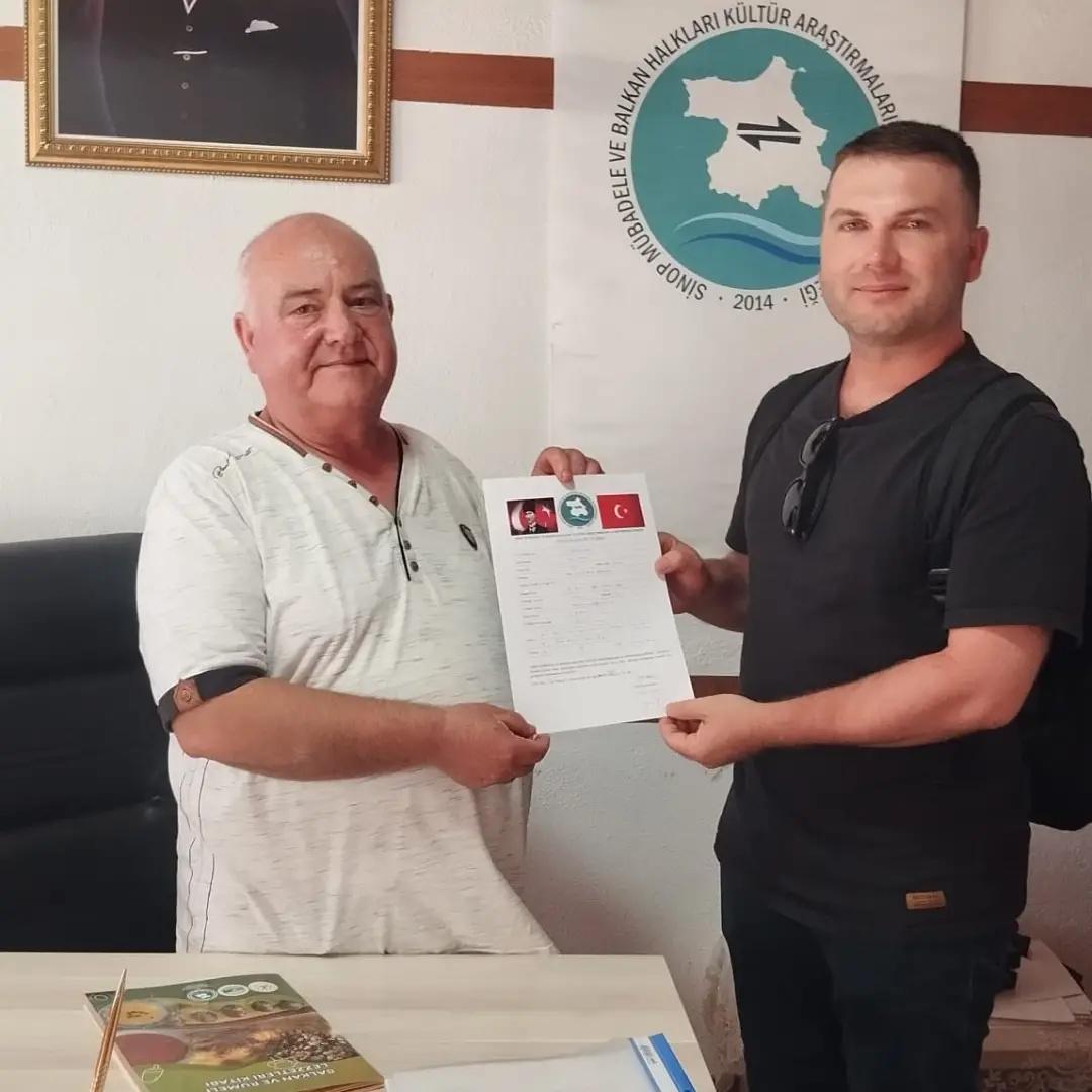 Uzm. Opr. Dr.İlhan Yılmaz bu gün derneğimiz Mübadele ve Kültür evini ziyaret ederek, derneğimize üye olmuştur.